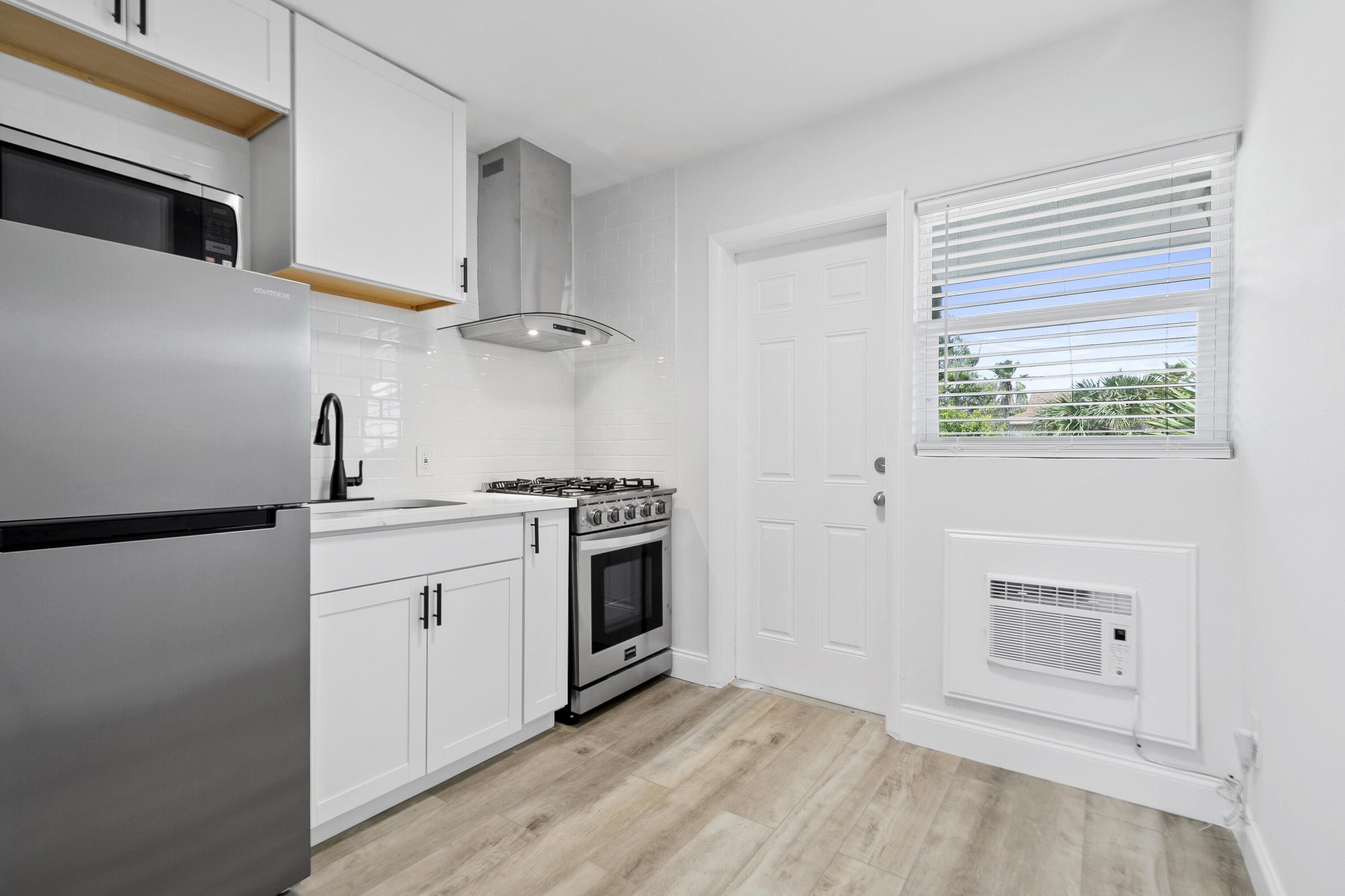 TROPICAL BEACH - Residential Lease