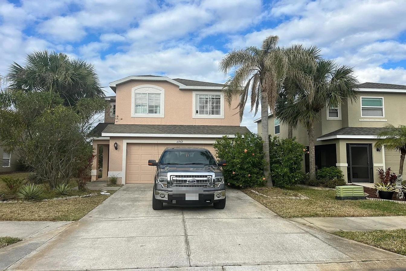 Foreclosure Auction Ends July 25, 2025 at 09:00 AM EST. Discover this charming 3-bedroom, 2.5-bathroom home in a desirable Venice neighborhood. The list price is the opening bid for the online auction. Sold As-is with Clear Title. Explore more details and submit your bid through Federa Home App.