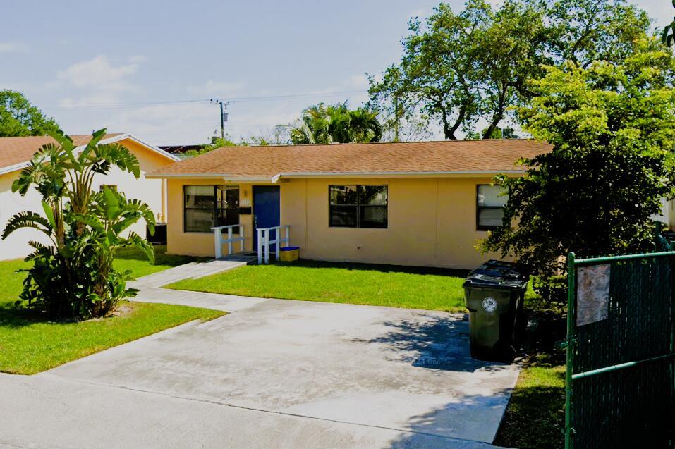 Beautiful 3-Bedroom Home in the Heart of Lake Worth! This inviting property features central A/C, an in-unit washer and dryer, and spacious living areas. - Flexible Deposit Options: Save upfront costs with Obligo -- a security deposit alternative for qualified renters.- Pet-Friendly: Pet screening powered by Beagle. Furry friends welcome upon approval!- Fast & Easy Application: Apply online and get approved quickly.