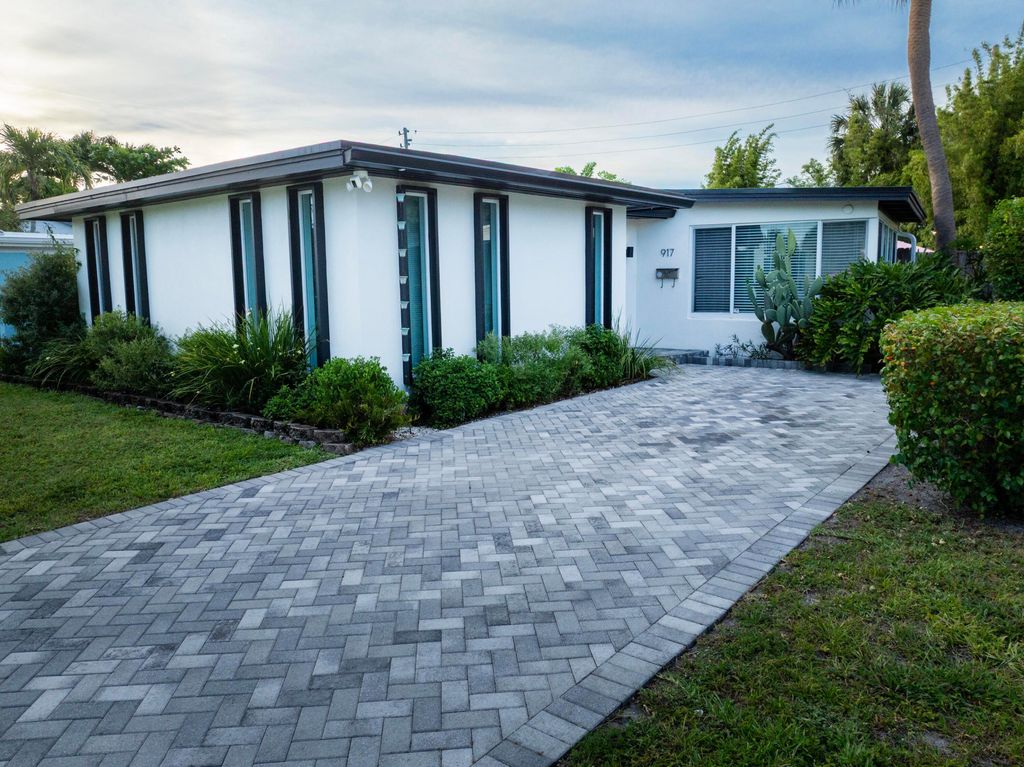 Photo of 917 NE 18th Street, Fort Lauderdale, FL 33305 (MLS # B26025797)