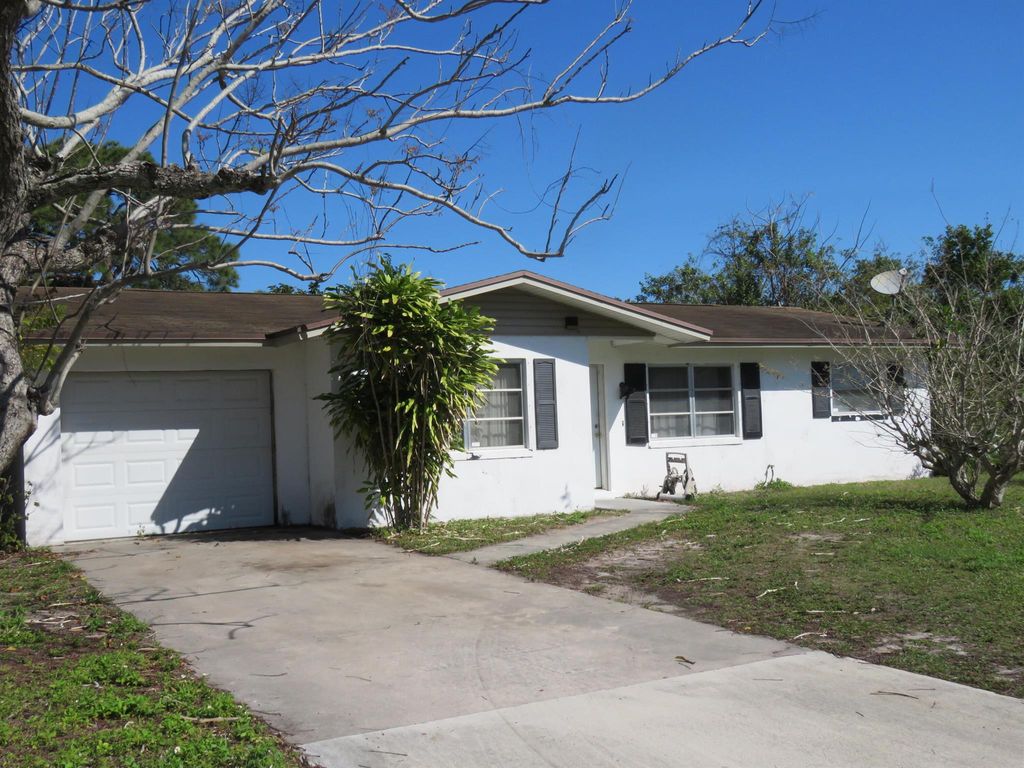 Photo of 1904 San Marcos Avenue, Fort Pierce, FL 34946 (MLS # R10994412)