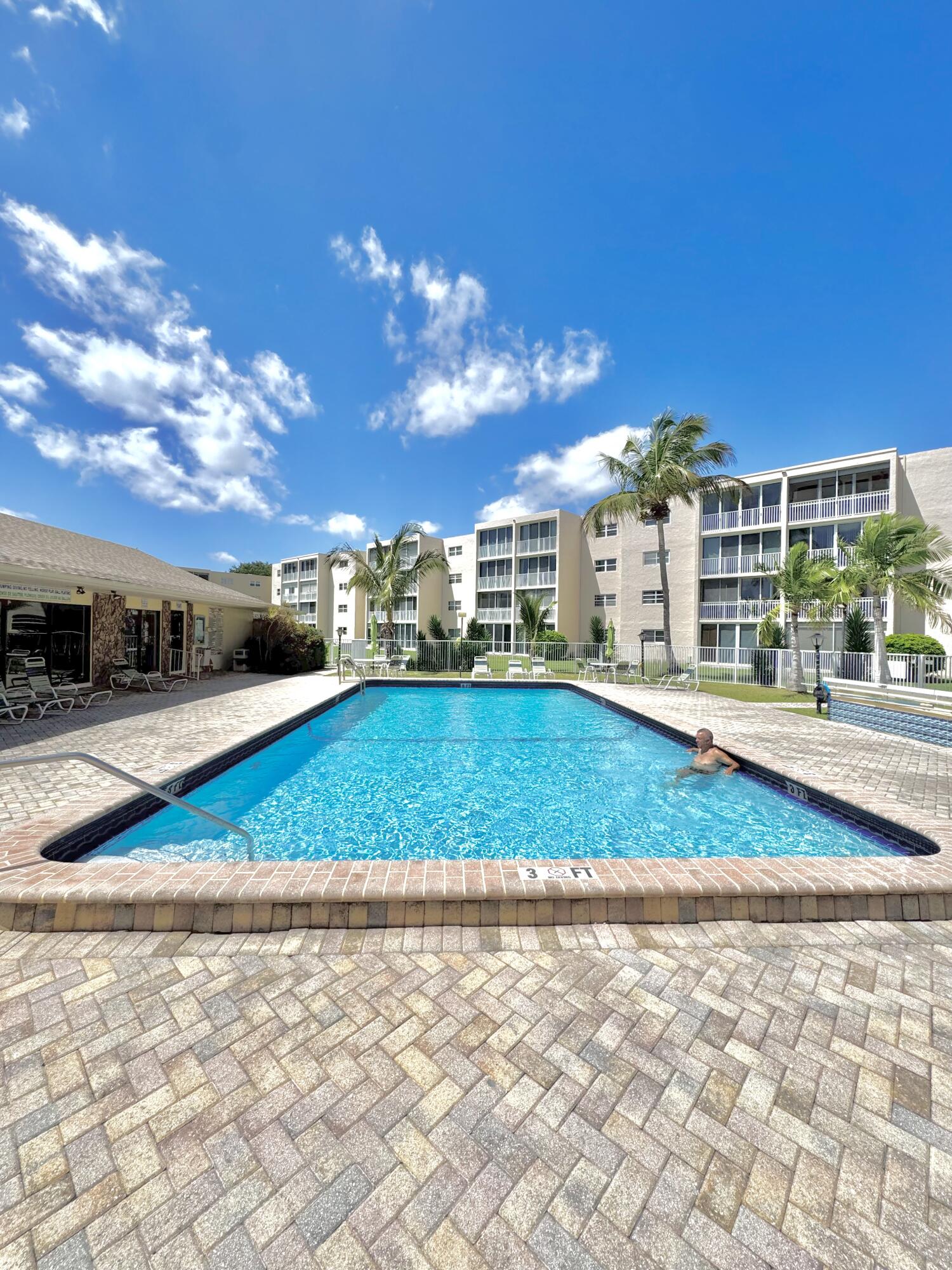 MEADOWBROOK LAKES CONDO - Residential