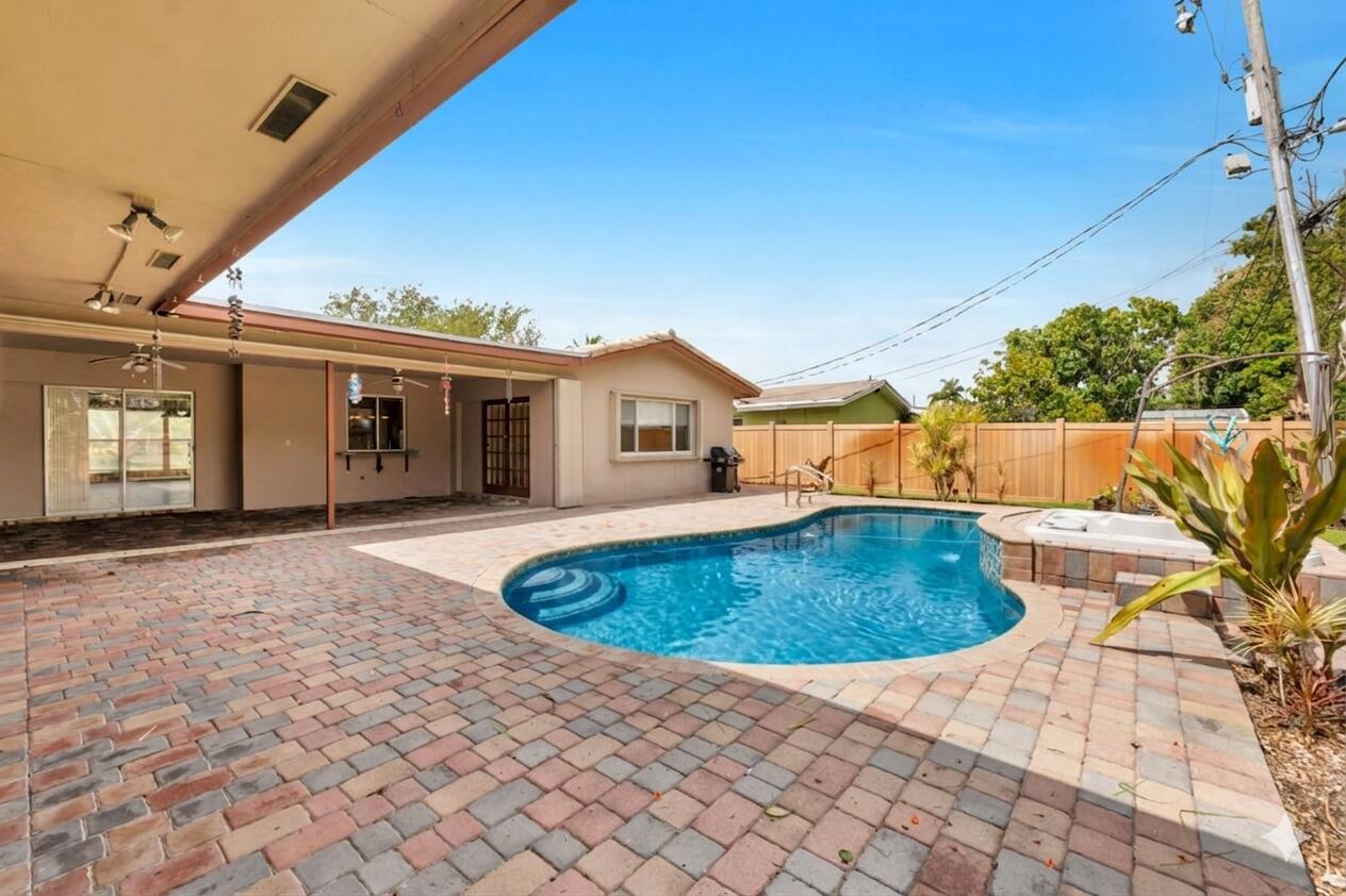 1915 NE 208th Terrace