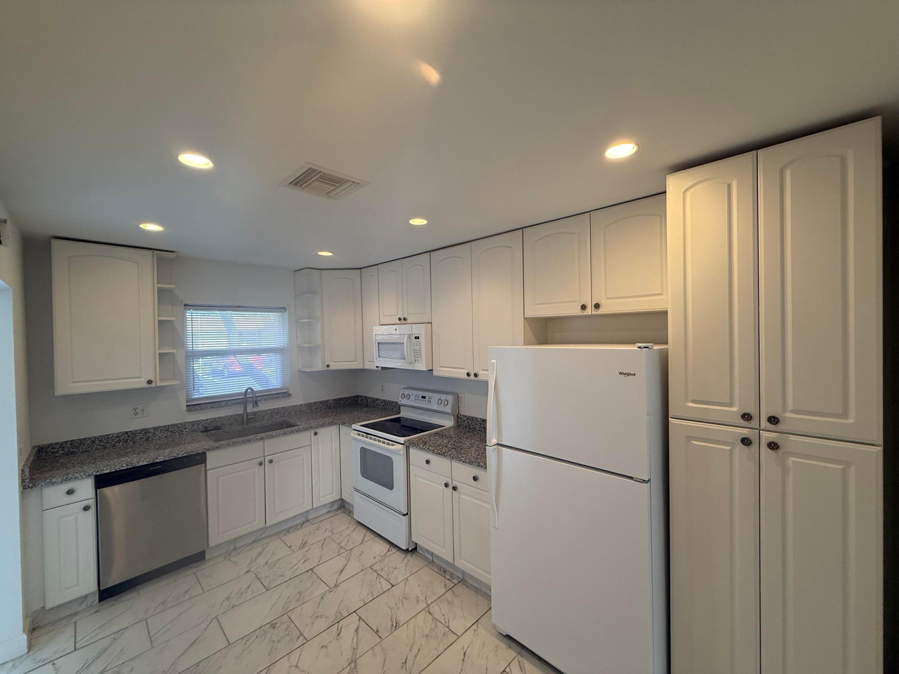 CRESTHAVEN CONDO TOWNHOMES SEC 3 - Residential