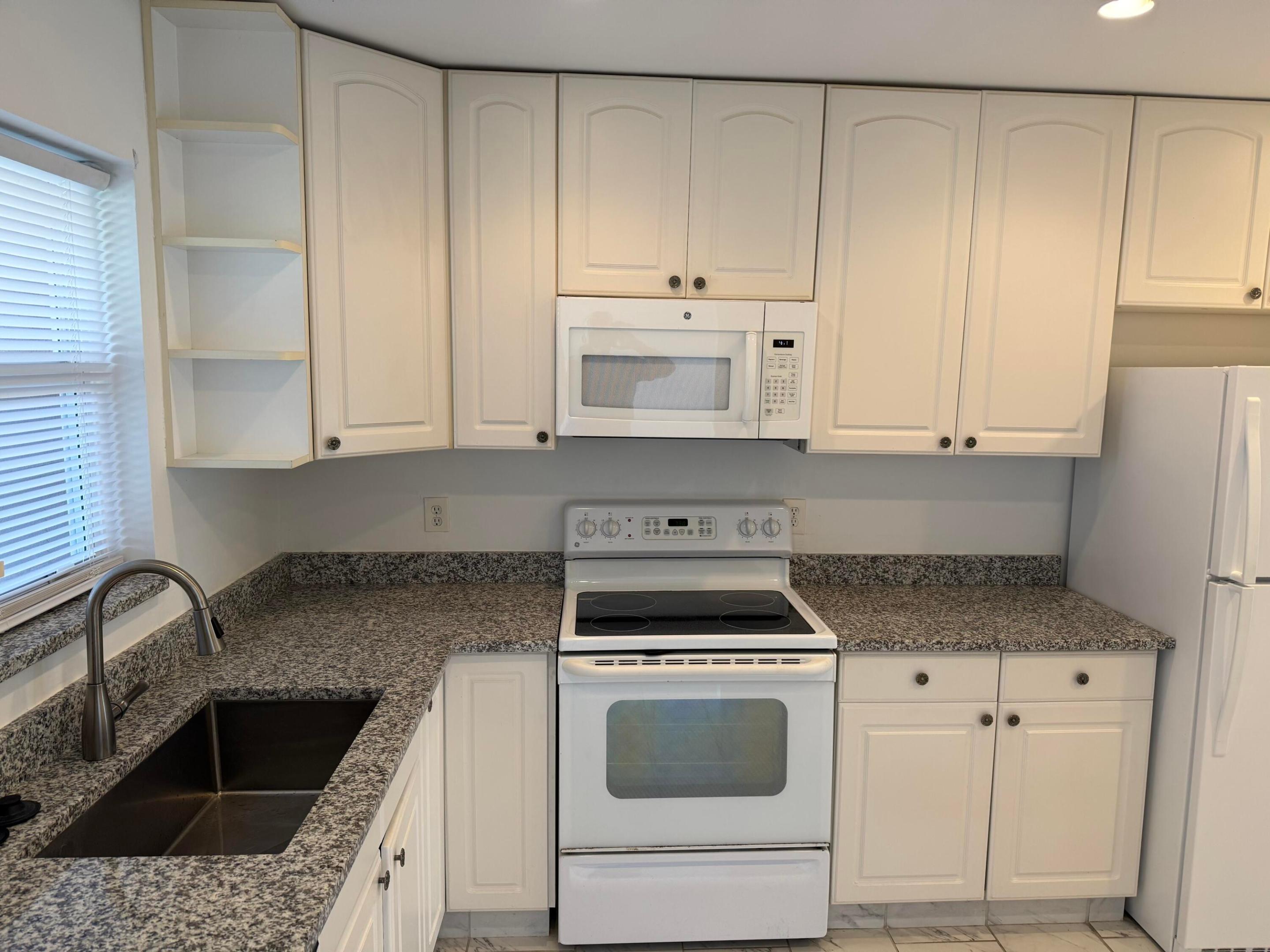CRESTHAVEN CONDO TOWNHOMES SEC 3 - Residential