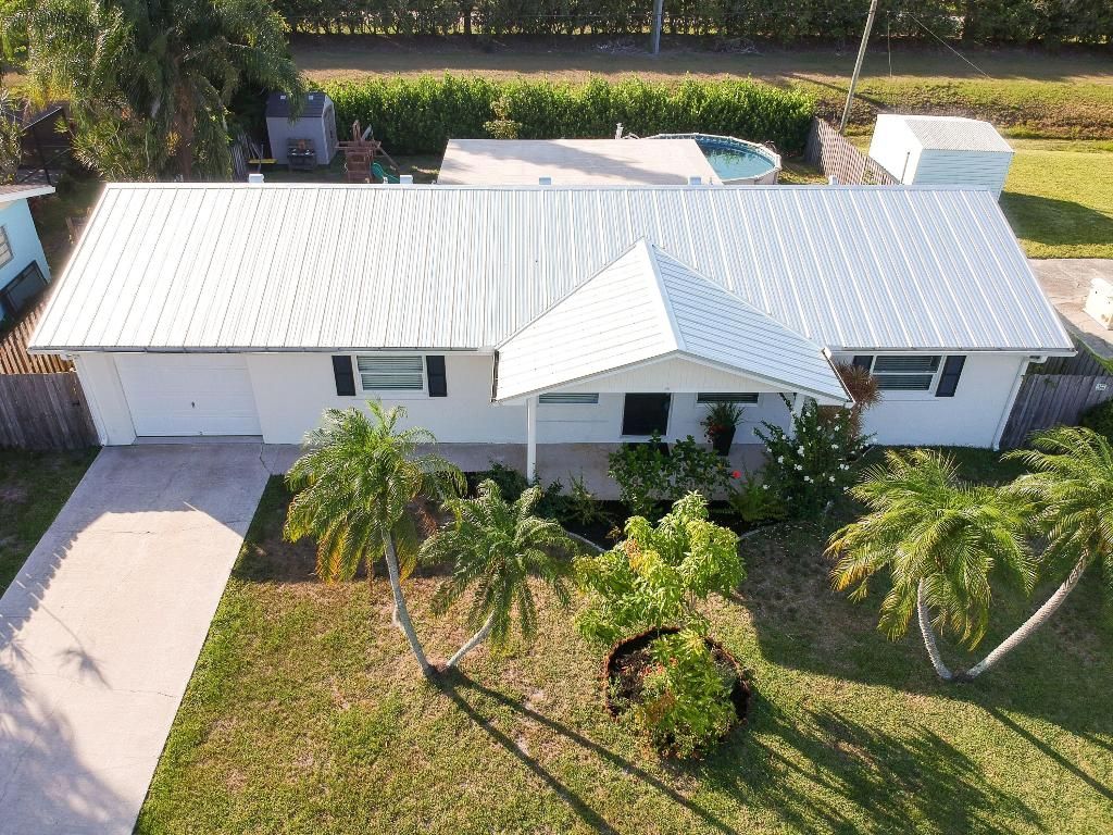 Photo of 1983 SE Washington Street, Stuart, FL 34997 (MLS # R10991833)
