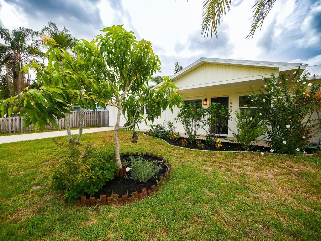 Photo of 1983 SE Washington Street, Stuart, FL 34997 (MLS # R10991833)