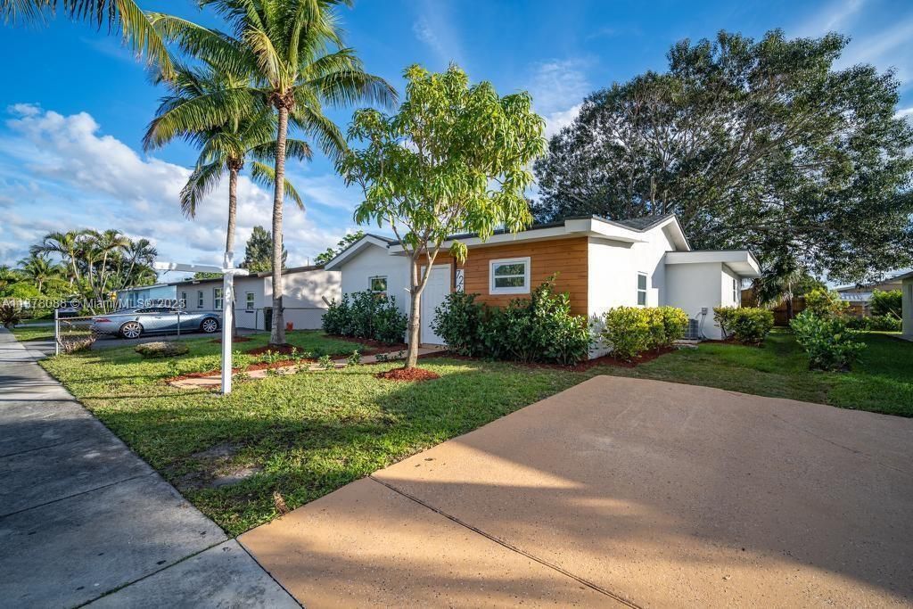 Photo of 722 SW 9th Street, Delray Beach, FL 33444 (MLS # B26004251)