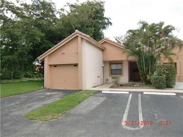 ****** PRIVATE AND SPACIOUS END UNIT 3 BEDROOM 2 BATH VILLA WITH A ONE CAR GARAGE AND SCREENED IN PATIO OVERLOOKING A CLEAN,
BEAUTIFUL AND SERENE WATER VIEW,****** HUGE EATIN KITCHEN ALL APPLIANCES INCLUDING FULL SIZE WASHER, DRYER.
CERAMIC TILES IN MAIN AREAS AND LAMINATE FLOORS IN BEDROOM. CLOSE TO GREAT CORAL SPRINGS
SCHOOLS,SHOPPING AND RESTAURANTS WITH EASY ACCESS TO SAWGRASS EXPRESSWAY
ASSOCIATION REQUIRES 650 CREDIT SCORE