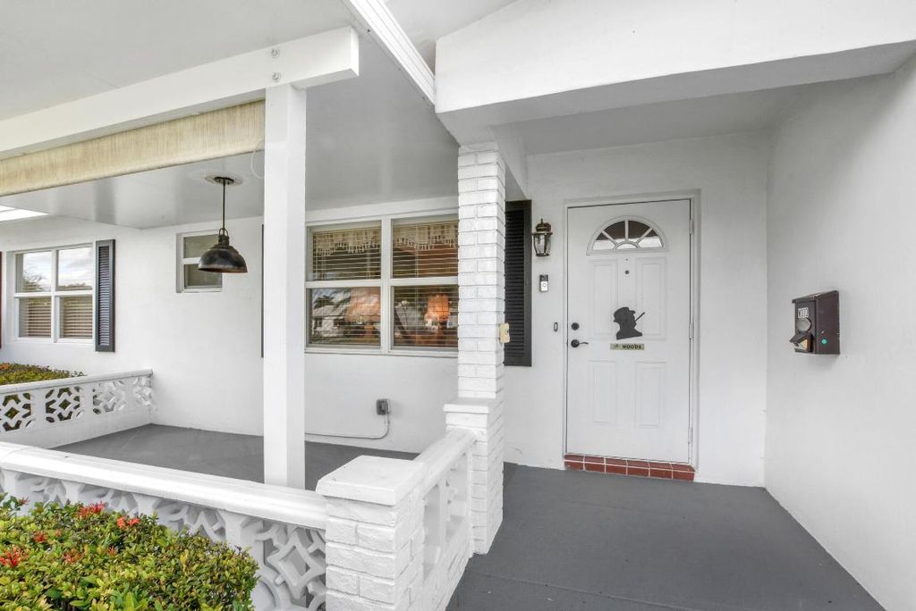 Photo of 511 SW 18th Street, Boynton Beach, FL 33426 (MLS # R11148661)