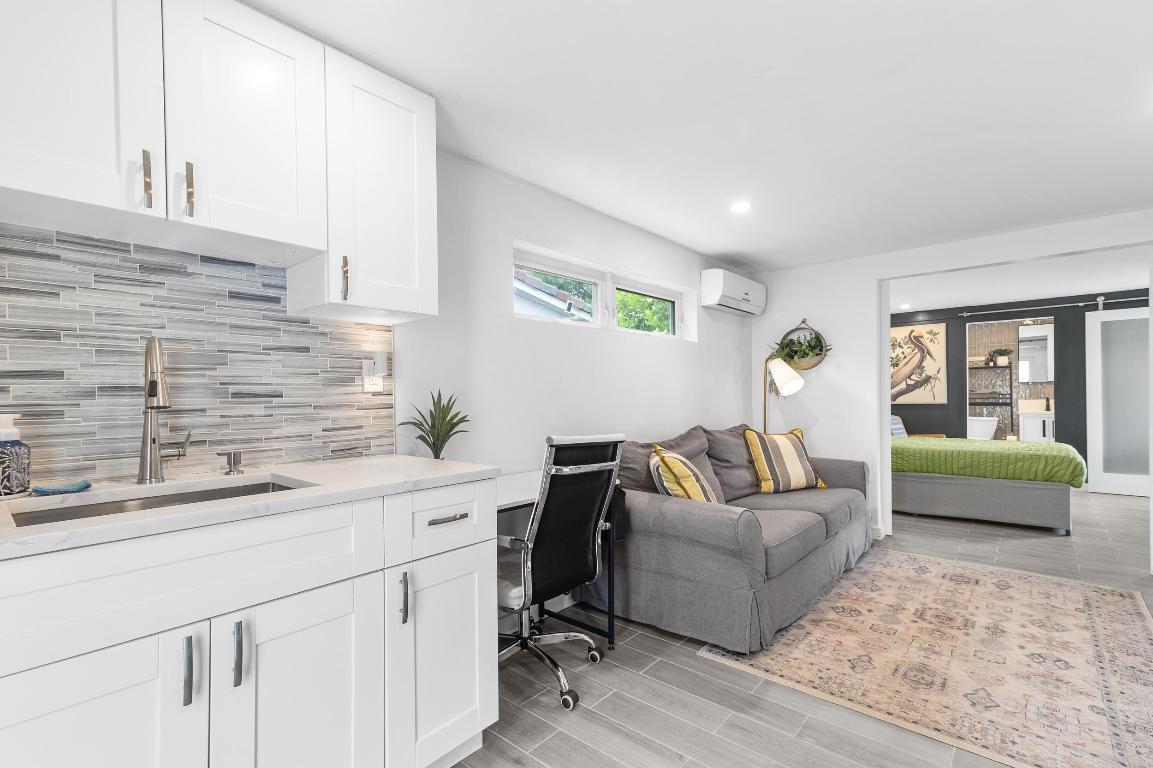 SUNSET MANORS - Residential