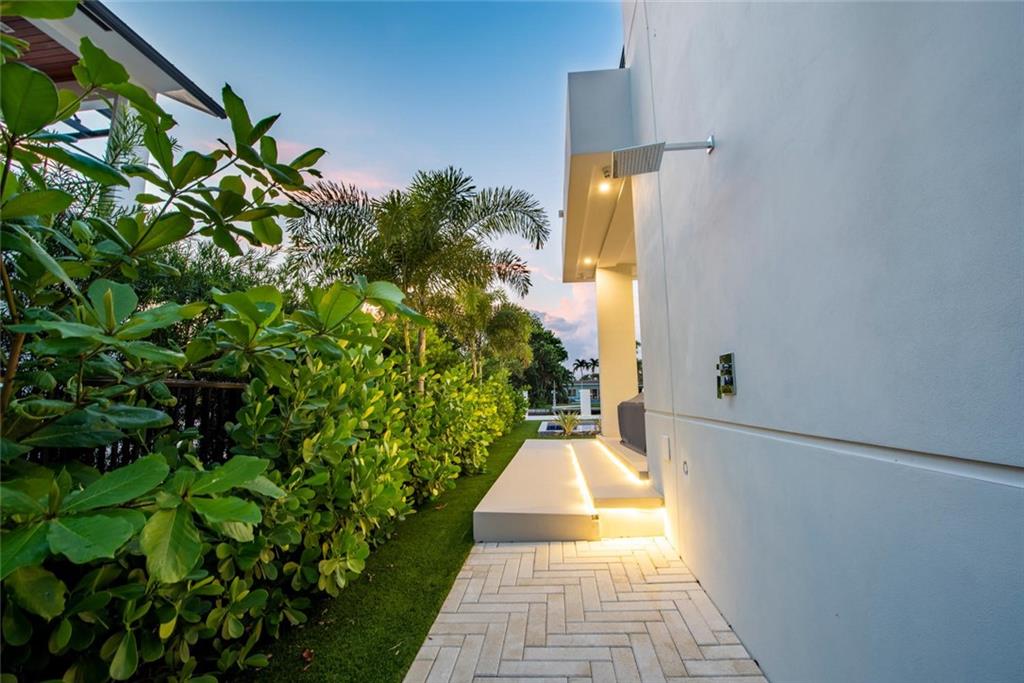 LAS OLAS SEVEN ISLES - Residential