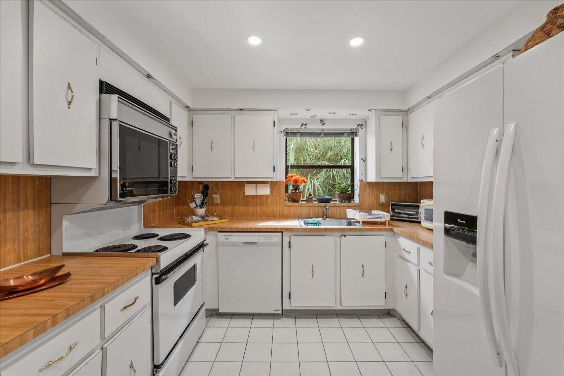 BLDG 6 OF COUNTRY CLUB APTS AT - Residential