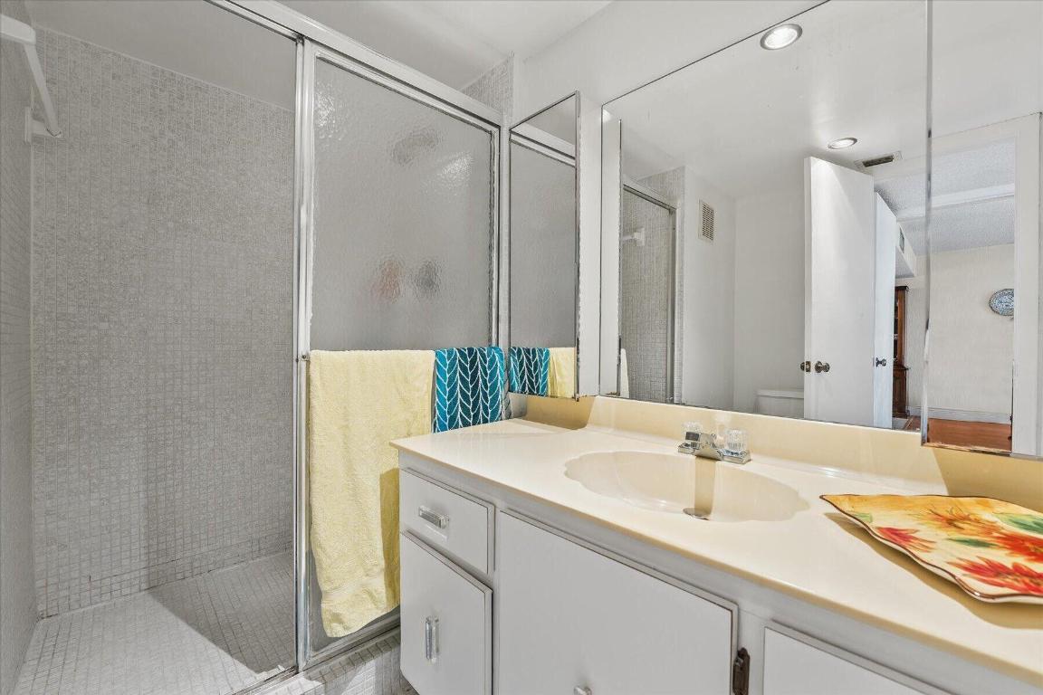 BLDG 6 OF COUNTRY CLUB APTS AT - Residential