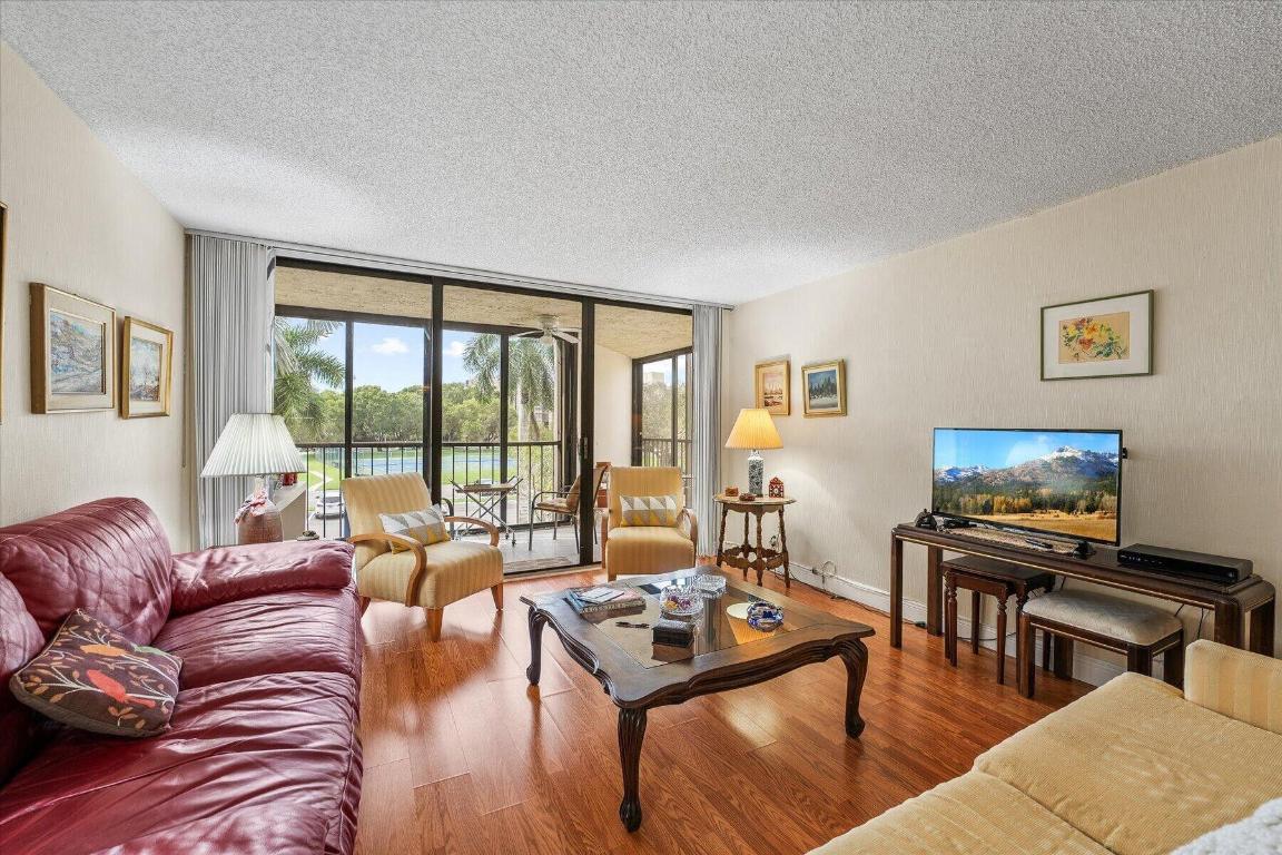 BLDG 6 OF COUNTRY CLUB APTS AT - Residential