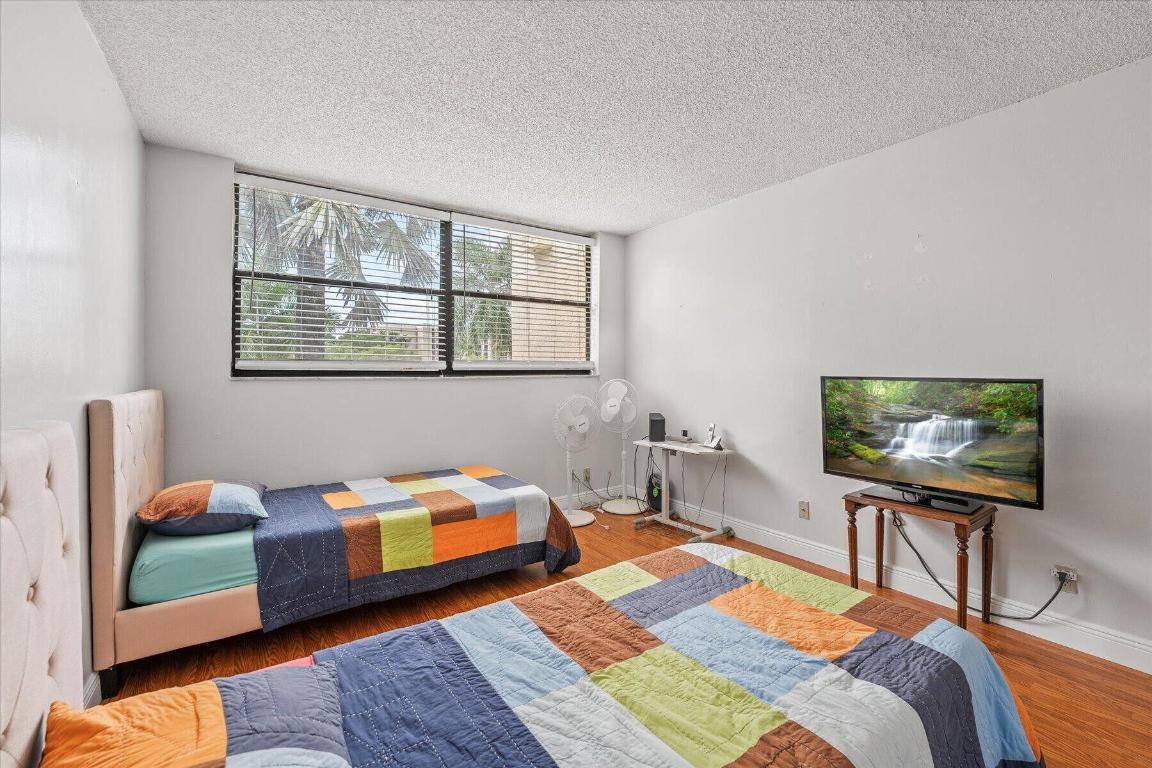 BLDG 6 OF COUNTRY CLUB APTS AT - Residential