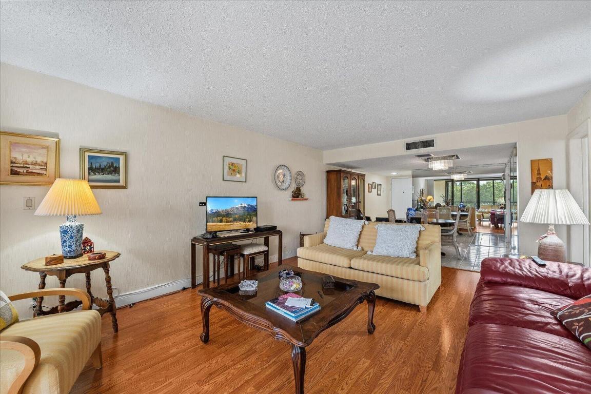 BLDG 6 OF COUNTRY CLUB APTS AT - Residential