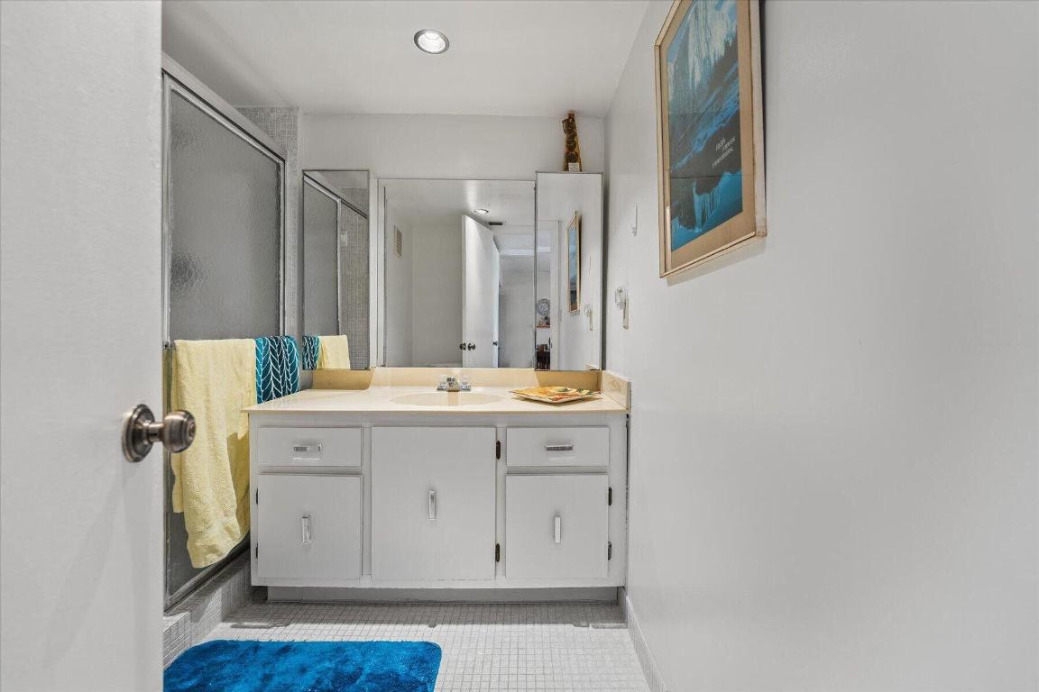 BLDG 6 OF COUNTRY CLUB APTS AT - Residential