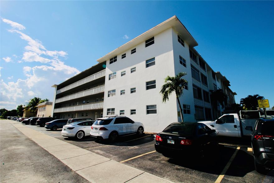 Beautiful comfortable 1/1 in the middle of everything in Hallandale!! Just by Hallandale Beach Blvd & US-1!! Good size, nice layout, great condition, beautiful screened in balcony!! 1 car parking, (limited guess parking). (Owner requires over 700 credit score).