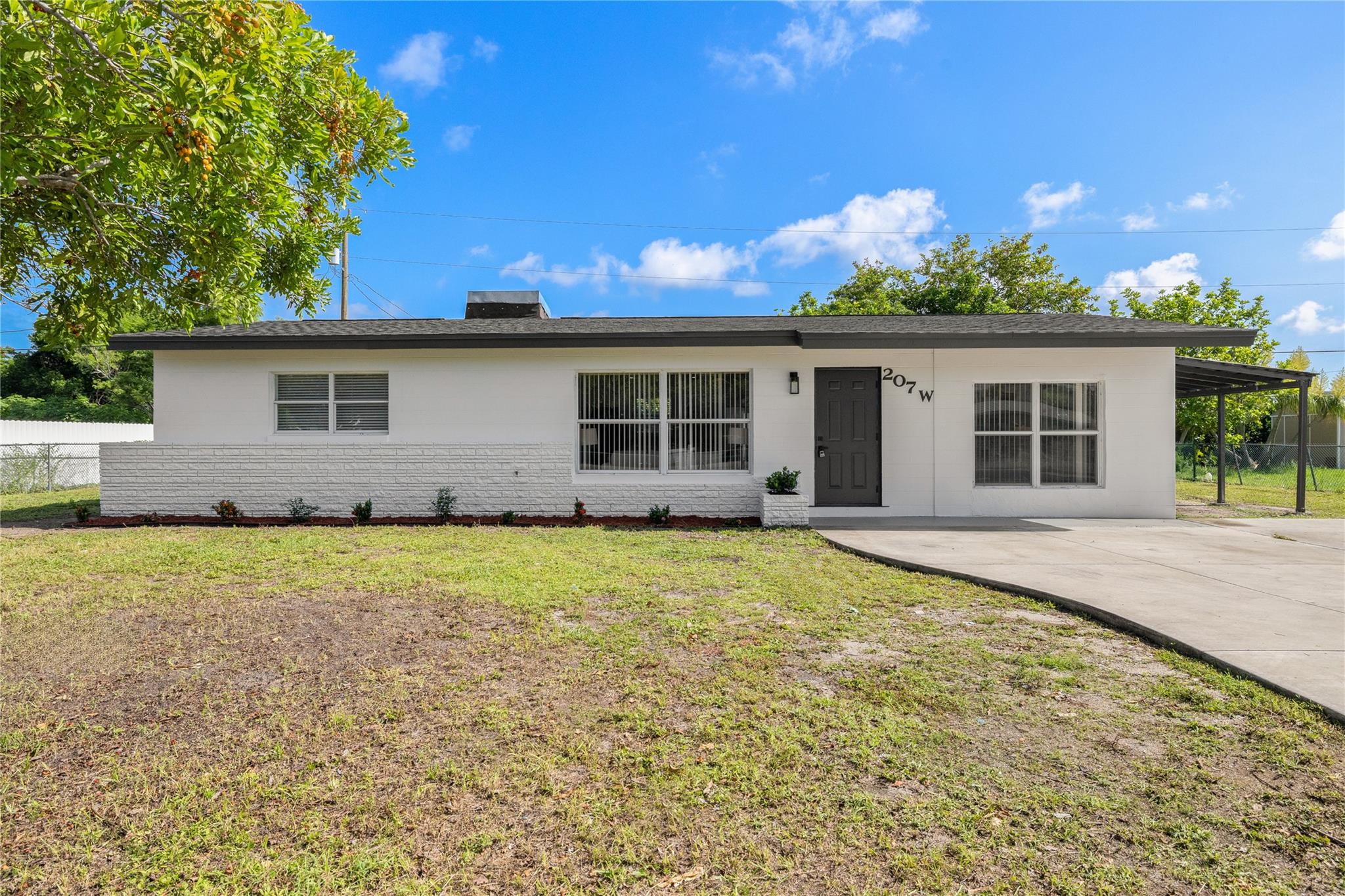 207 W Leeland Heights Blvd W