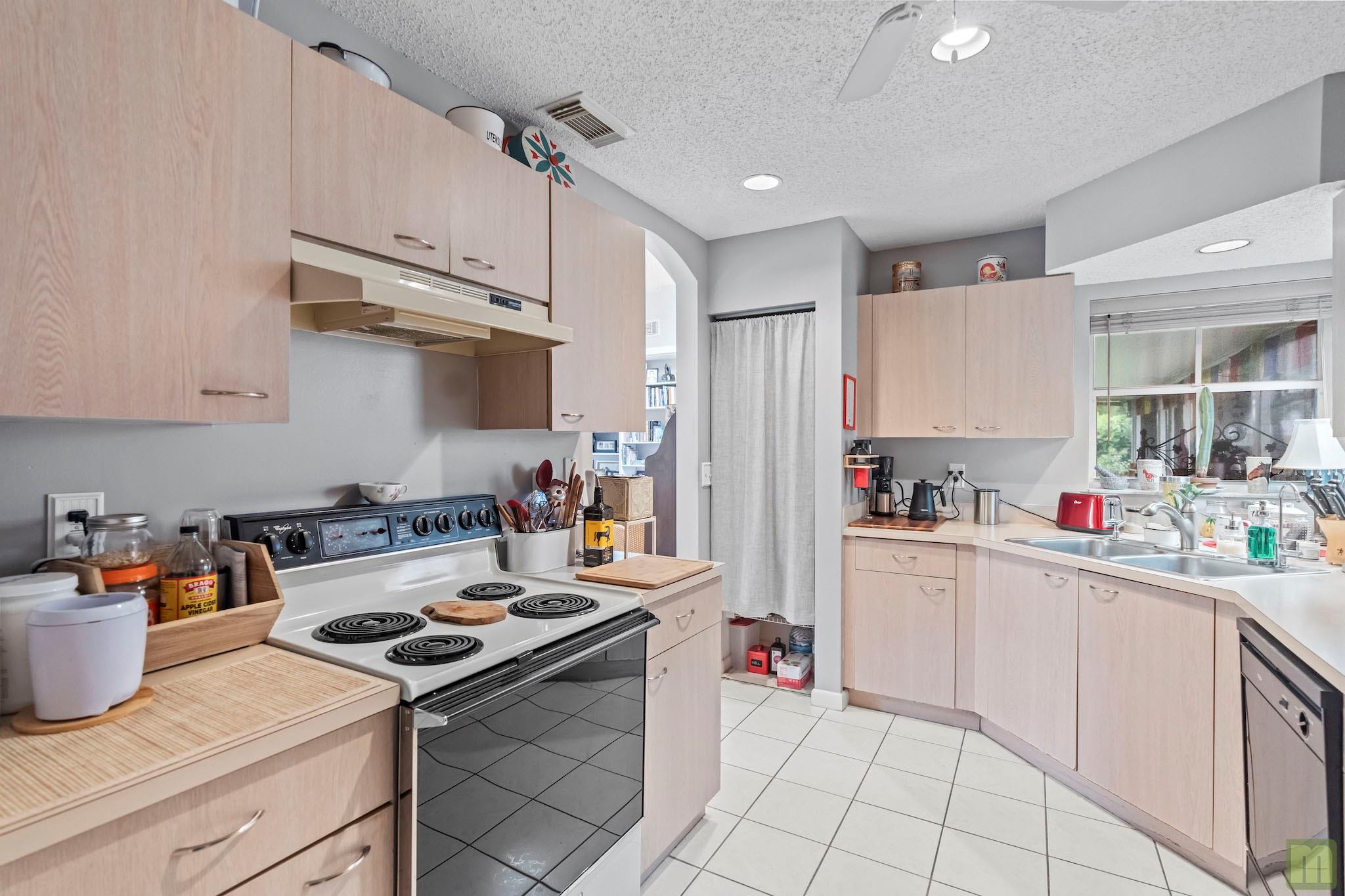 La Margarita 147-48 B - Residential