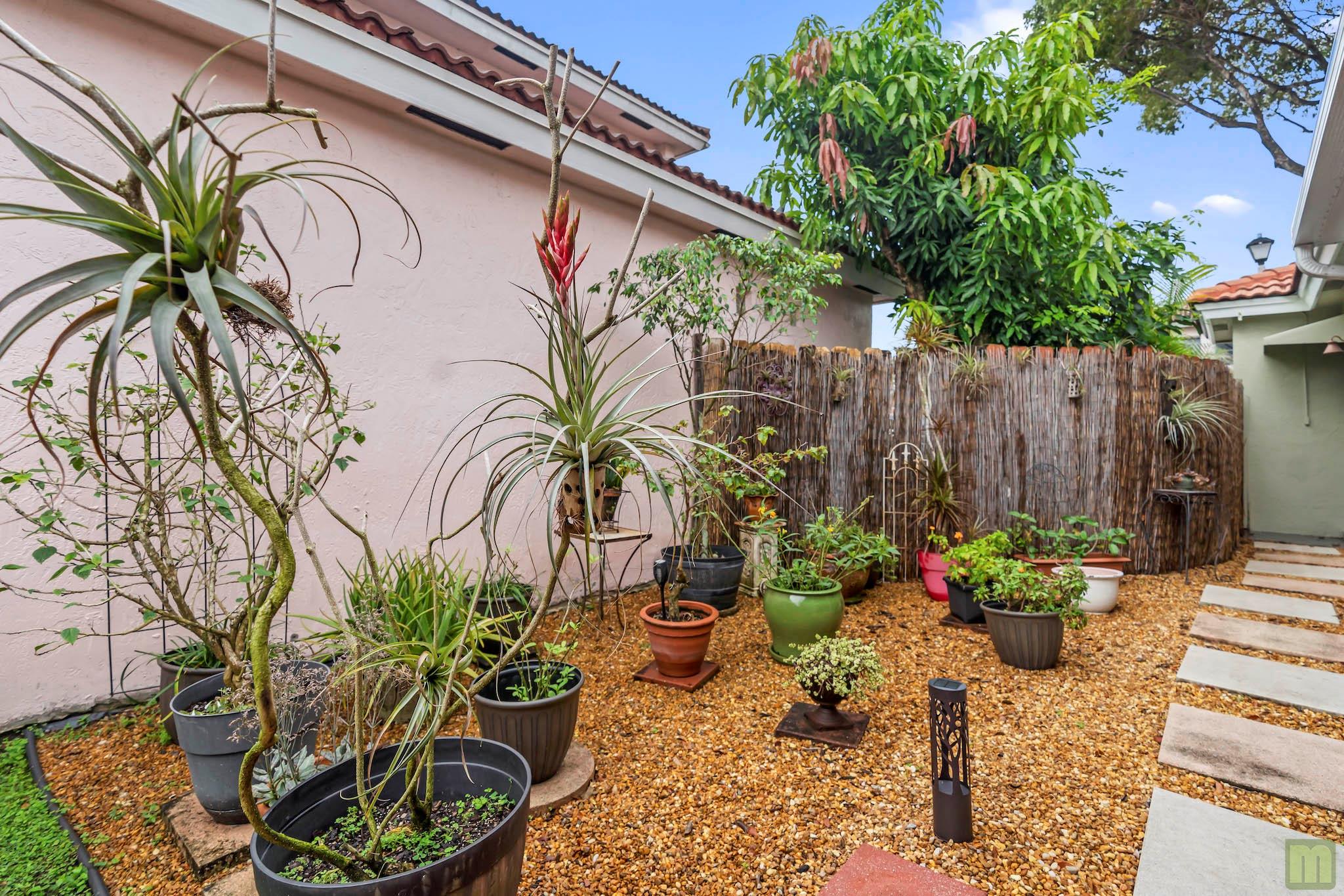 La Margarita 147-48 B - Residential