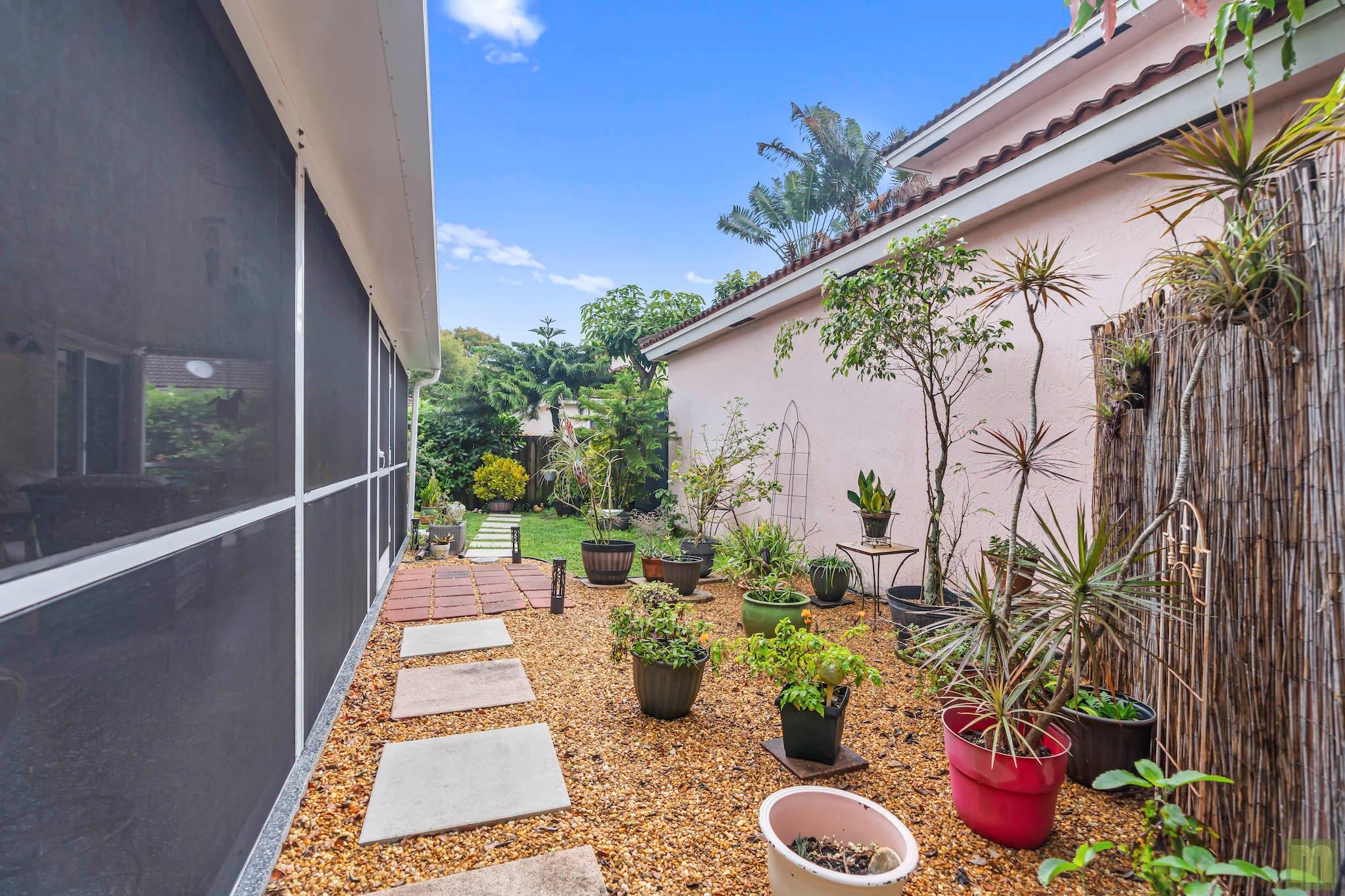 La Margarita 147-48 B - Residential