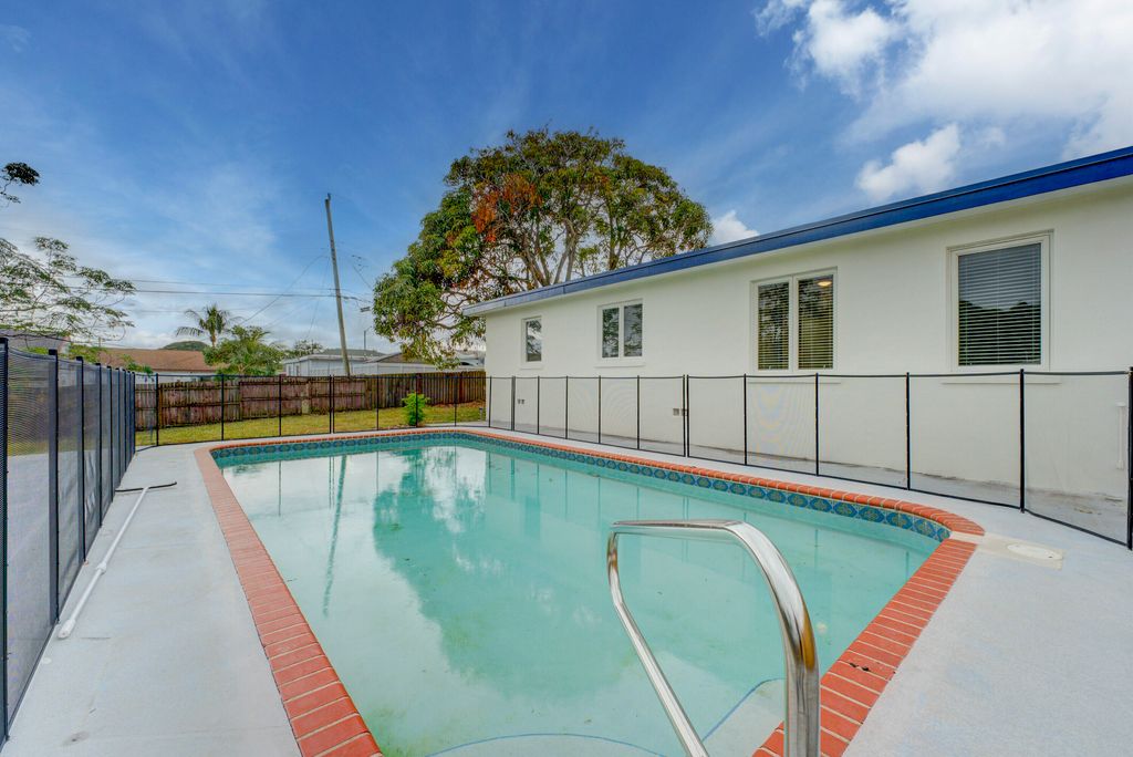 Photo of 840 Bradley Street, West Palm Beach, FL 33405 (MLS # B26024668)