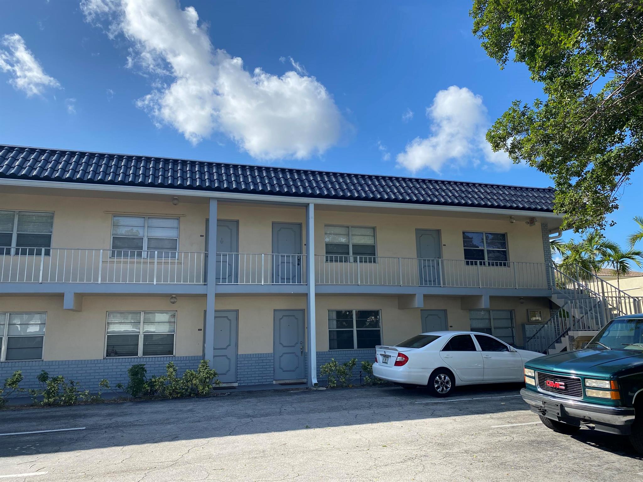 East Boca Raton location. Close to shopping, the beach, Atlantic Avenue and Mizner Park.