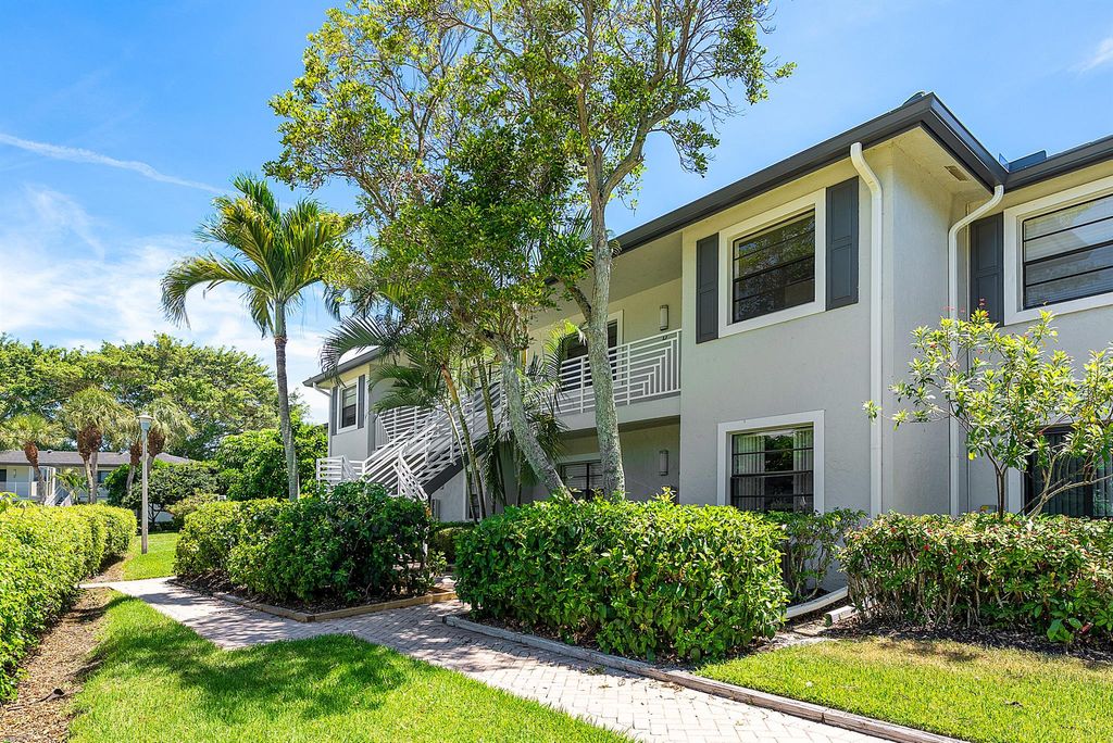Photo of 20 Southport Lane #D, Boynton Beach, FL 33436 (MLS # R11102100)