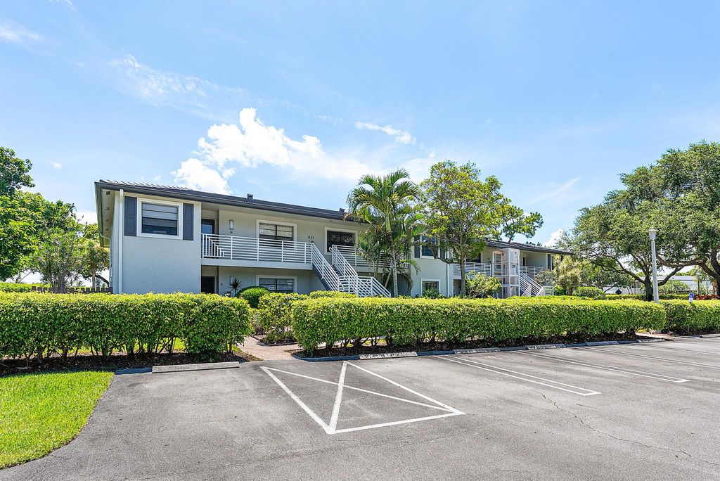 Photo of 20 Southport Lane #D, Boynton Beach, FL 33436 (MLS # R11102100)