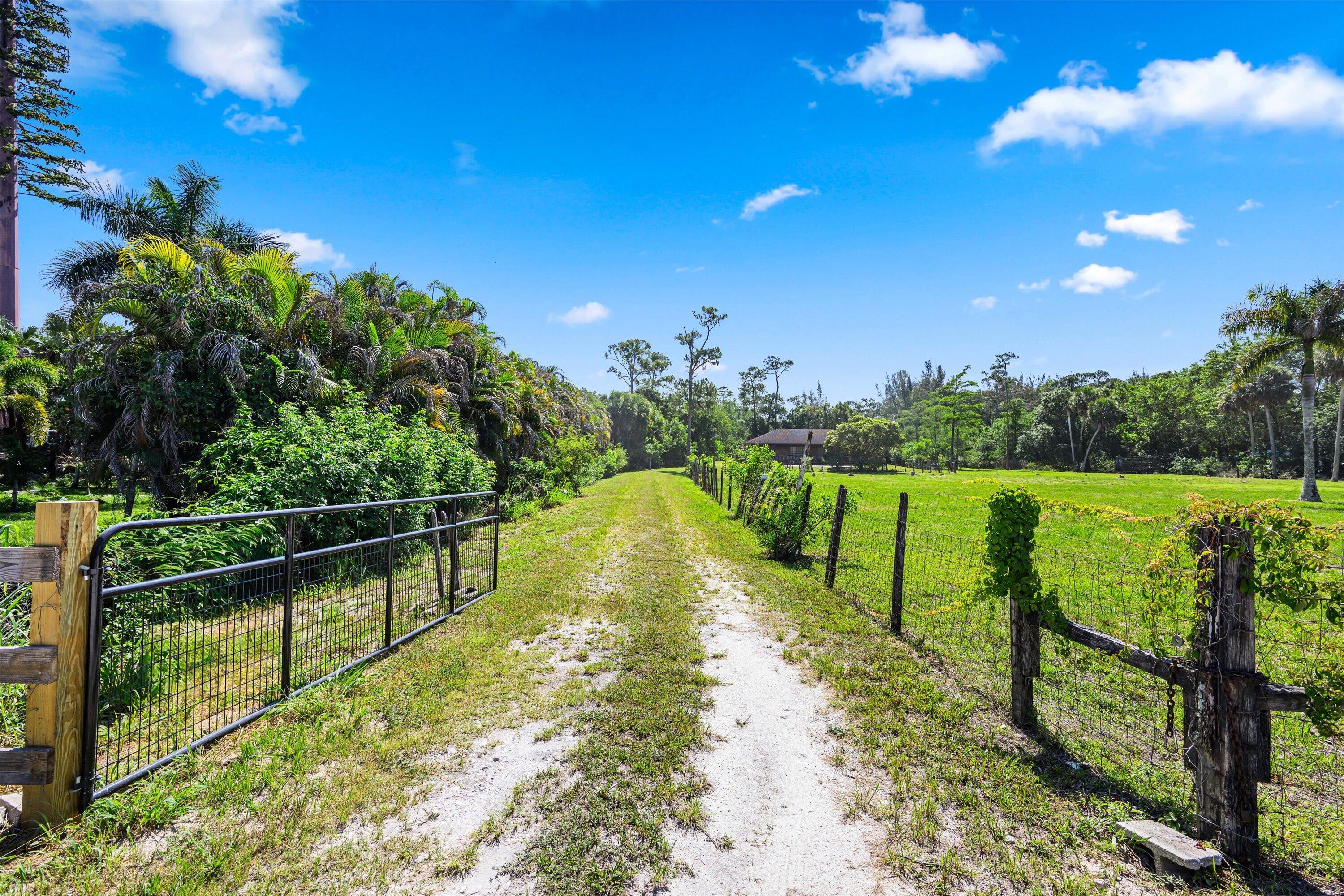 LOXAHATCHEE GROVES - Residential