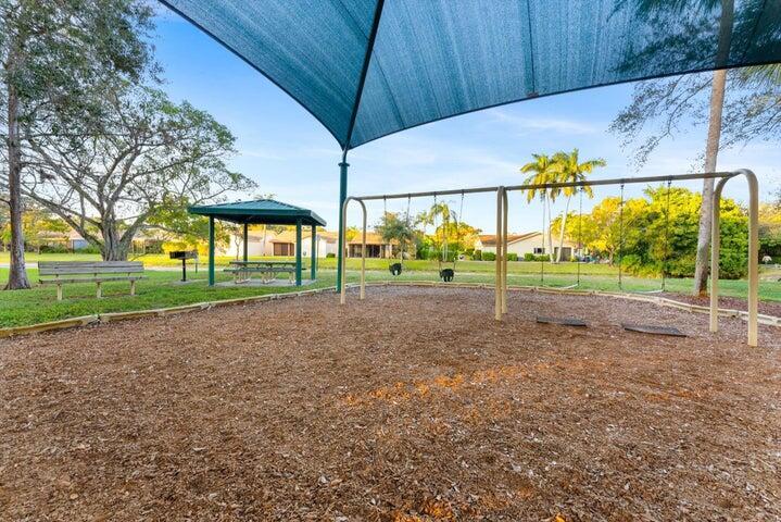 POND APPLE PLACE III COND - Residential