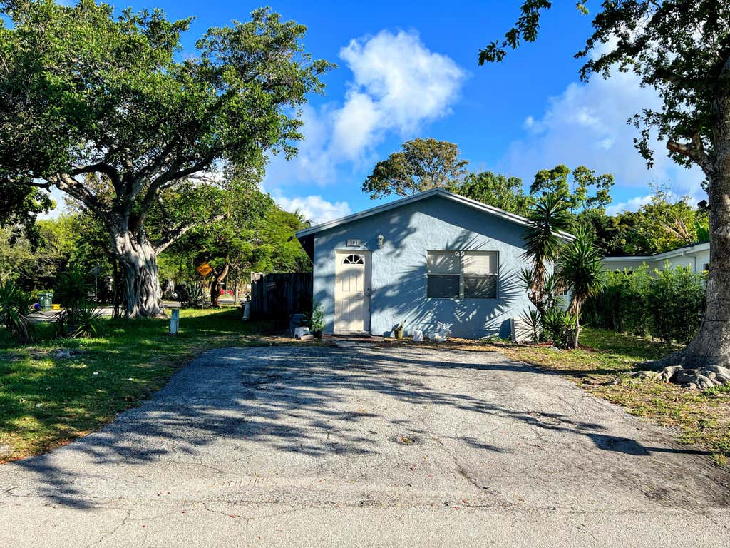 Photo of 301 New Castle Street, Boca Raton, FL 33487 (MLS # R10779183)