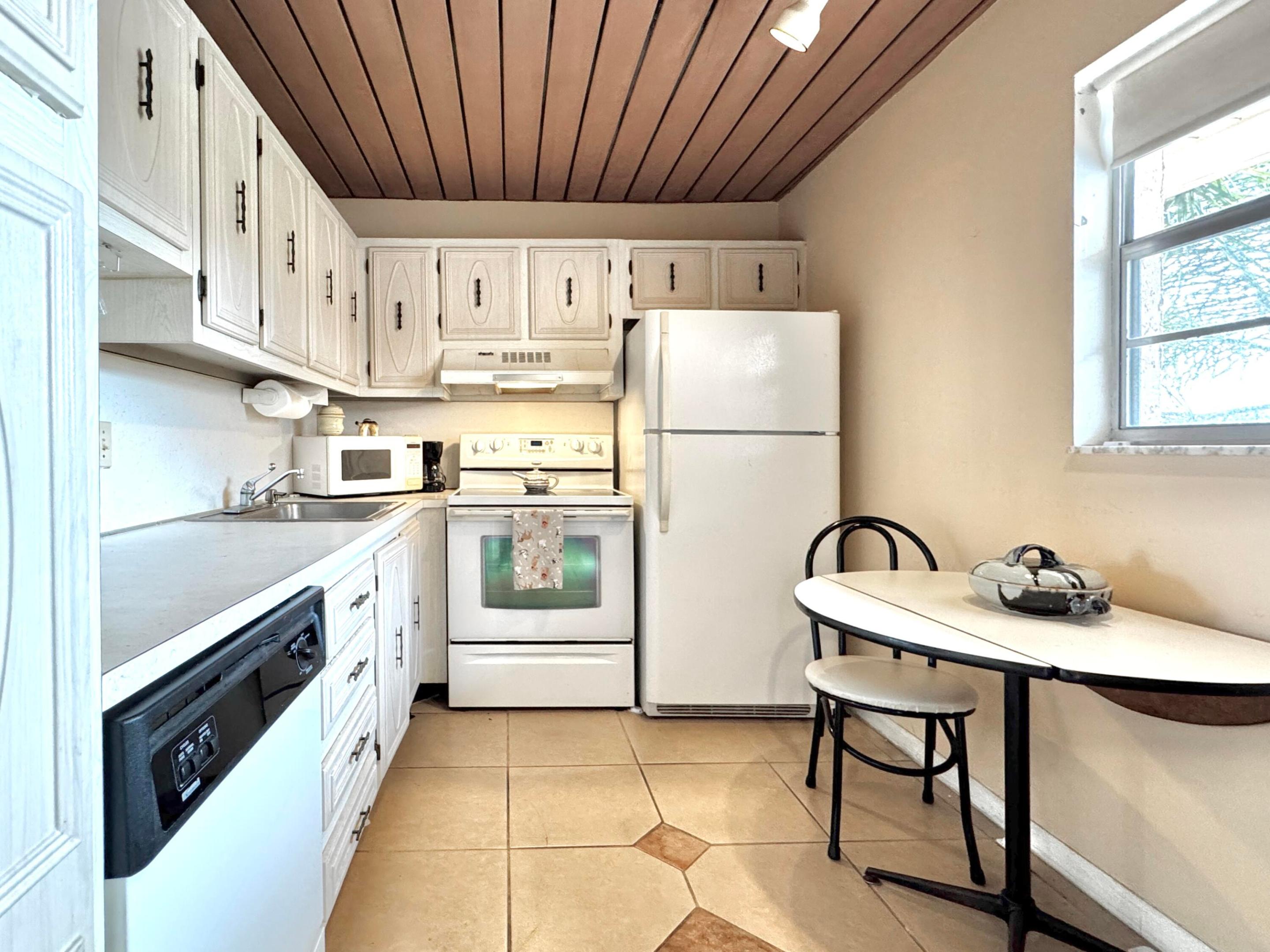 VILLAGE ROYALE GREENTREE CONDO - Residential Lease