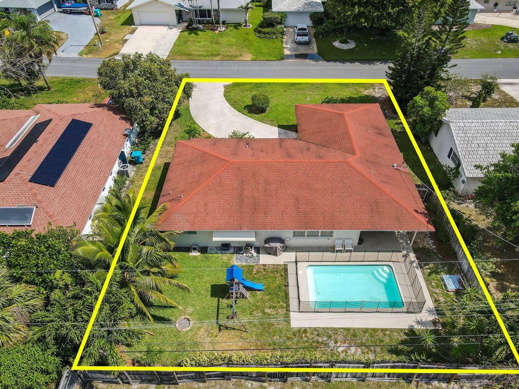 Photo of 1330 SW 27th Avenue, Boynton Beach, FL 33426 (MLS # R10895715)
