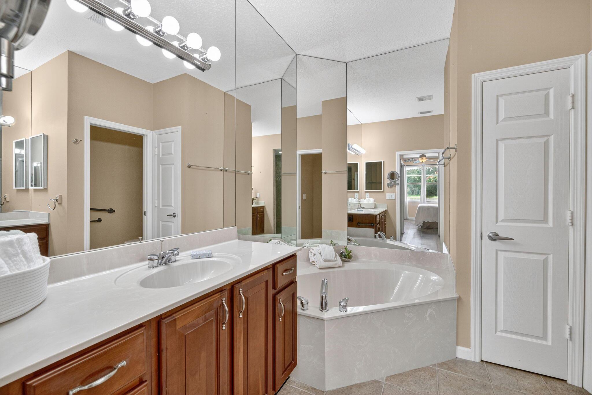 Stuart, Florida 34997, United States, 2 Bedrooms Bedrooms, ,2 BathroomsBathrooms,Residential,Pending,209496