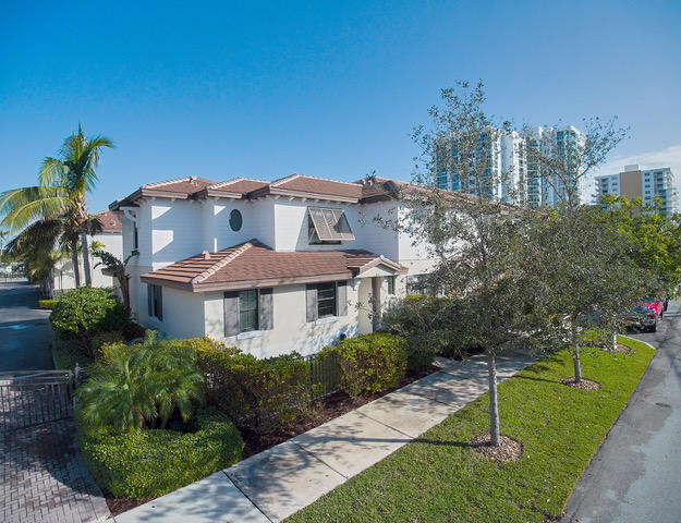BAREFOOT BEACH VILLAS - Residential