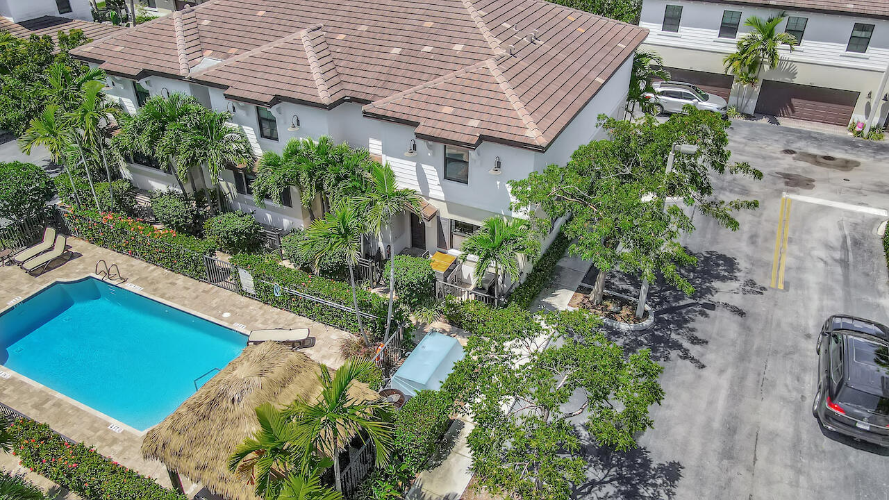 BAREFOOT BEACH VILLAS - Residential