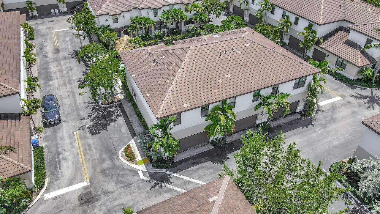 BAREFOOT BEACH VILLAS - Residential