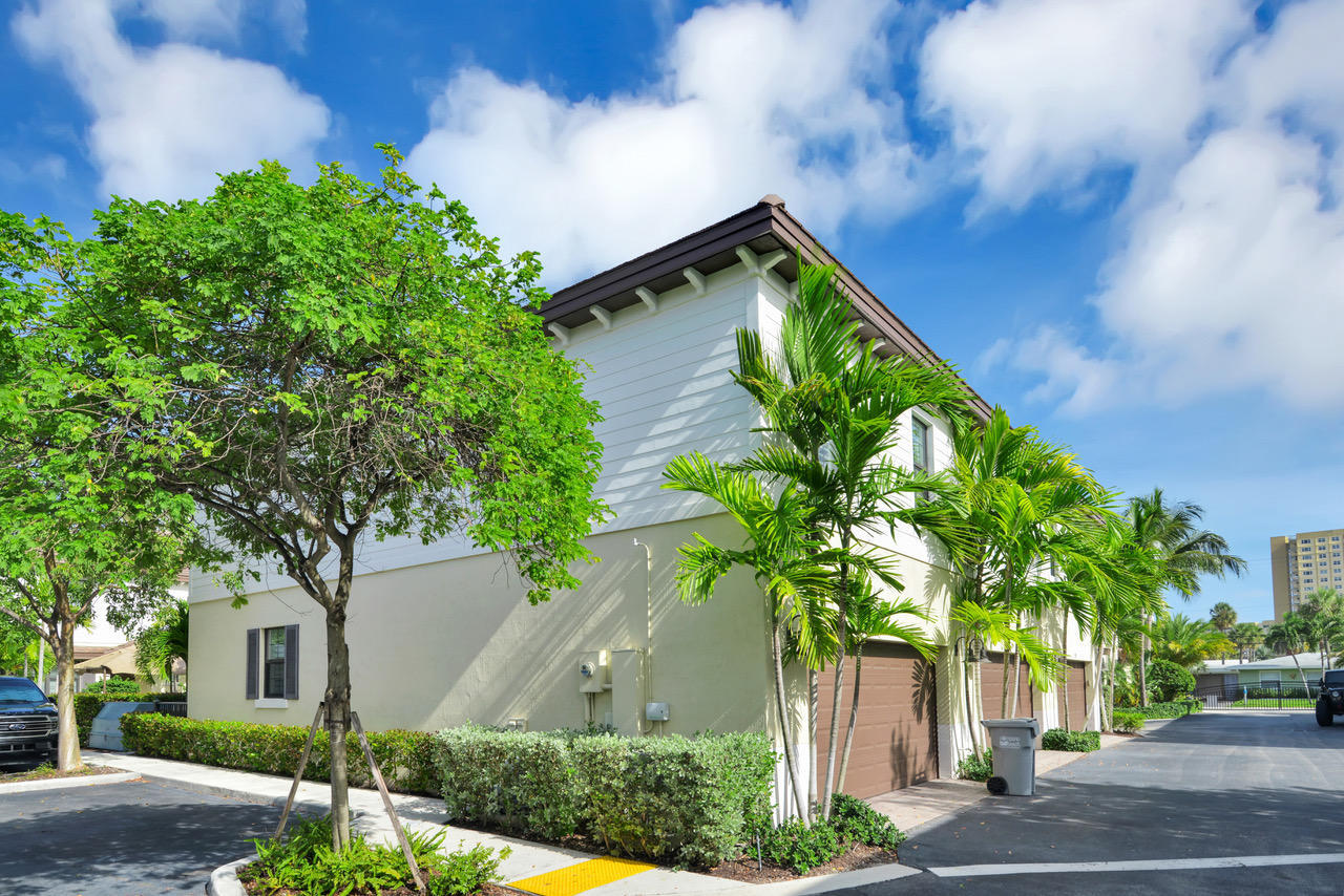 BAREFOOT BEACH VILLAS - Residential