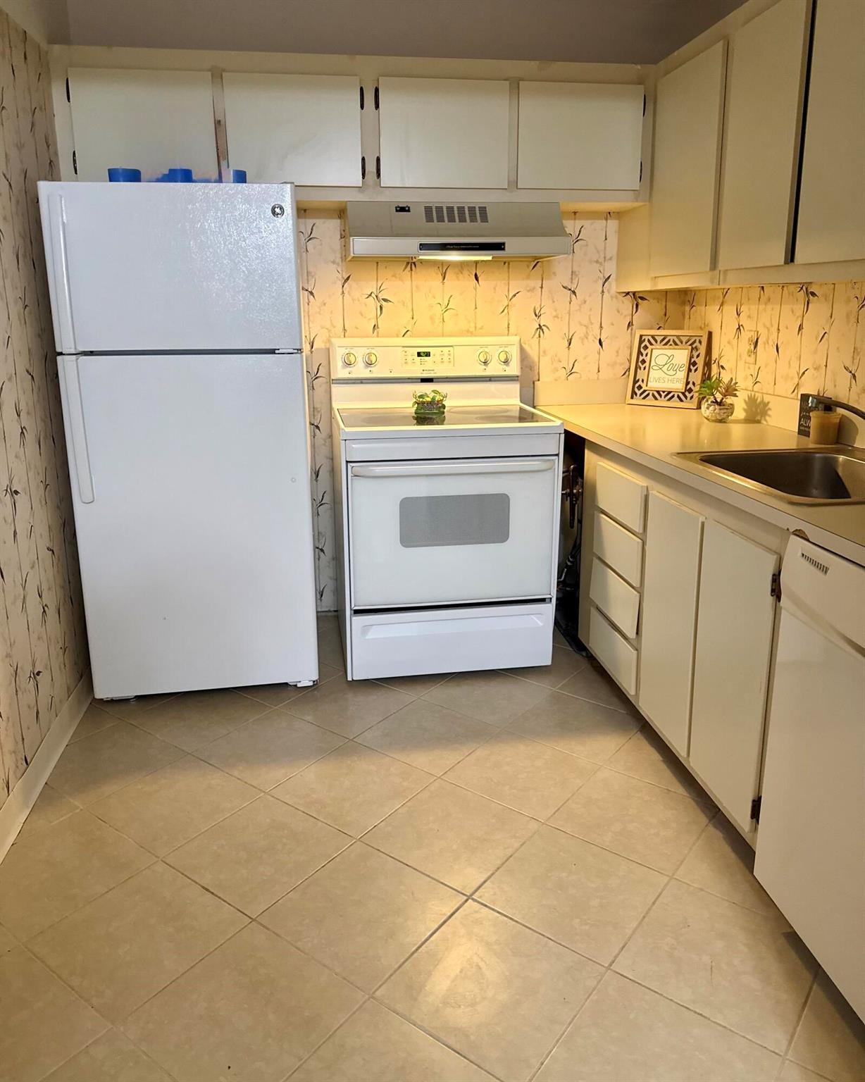 VILLAGE GREEN NO 4 COND - Residential Lease