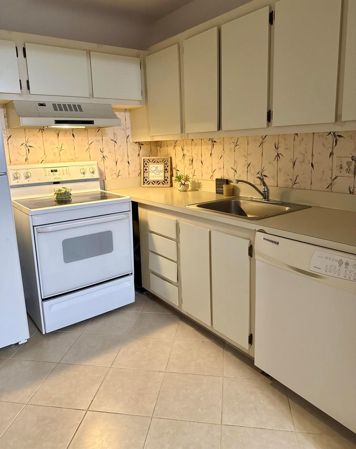 VILLAGE GREEN NO 4 COND - Residential Lease