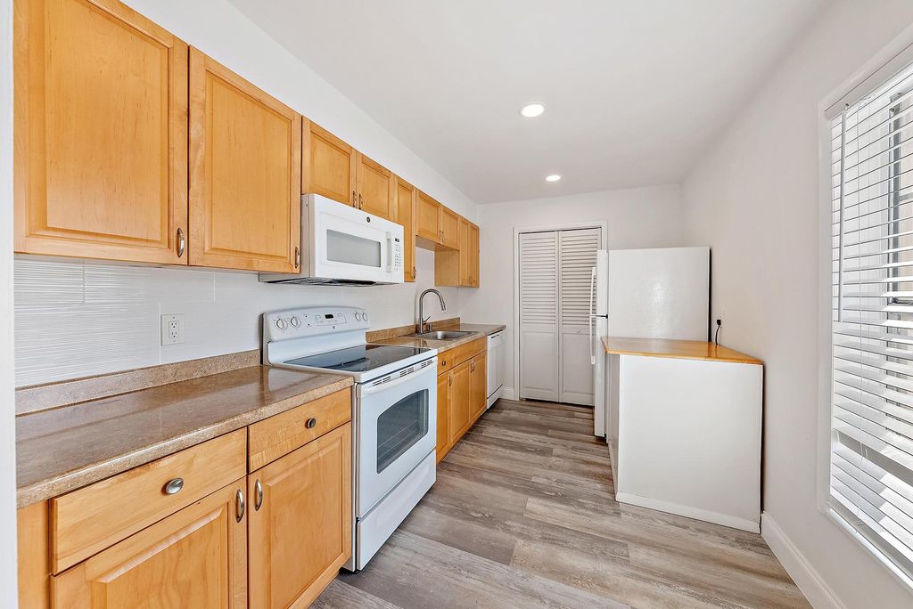 Photo of 292 Cape Cod Circle #B, Lake Worth, FL 33467 (MLS # R11159100)