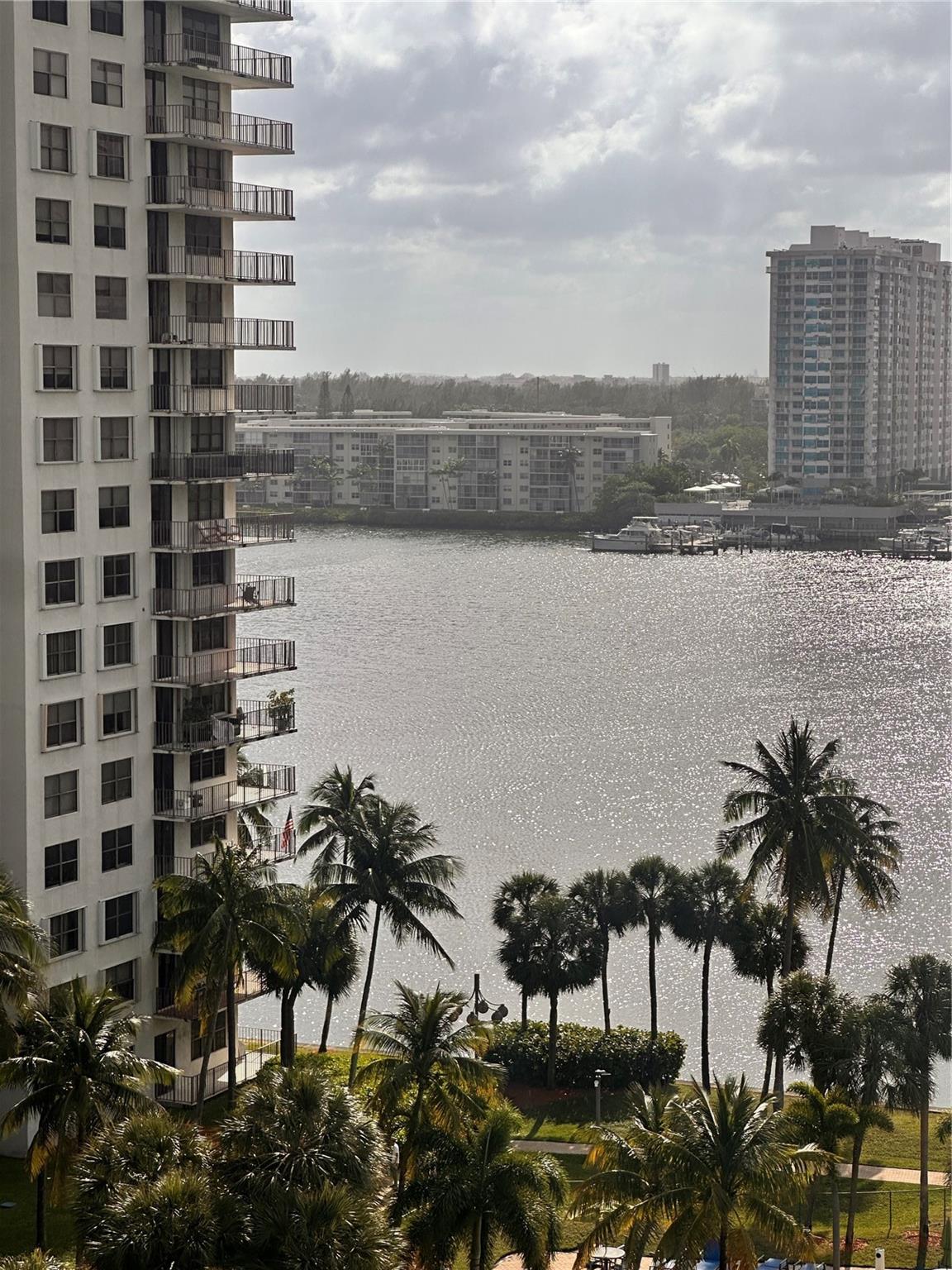 Great 3 bedrooms unit semi remodeled, mint conditions, this is an amazing location facing the intracoastal bay, near to Aventura Mall, great area to enjoy shopping, restaurants and supermarkets. Access by Biscayne Blvd, 25 from International Miami Airport, and Fort Lauderdale Airport.