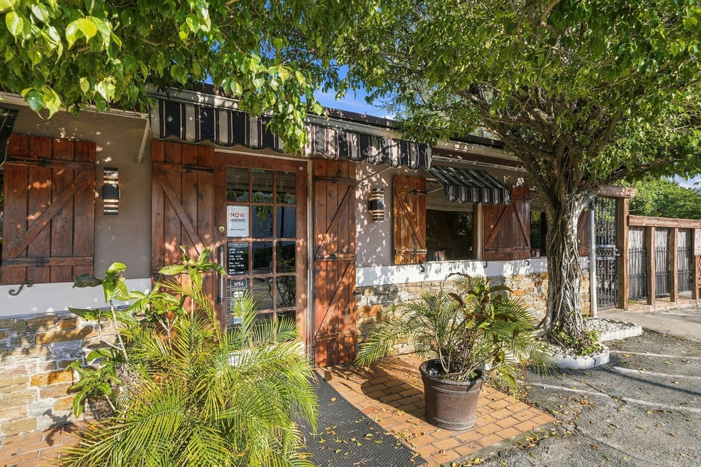 Photo of 1576 E OAKLAND PARK Boulevard, Oakland Park, FL 33334 (MLS # B26080179)