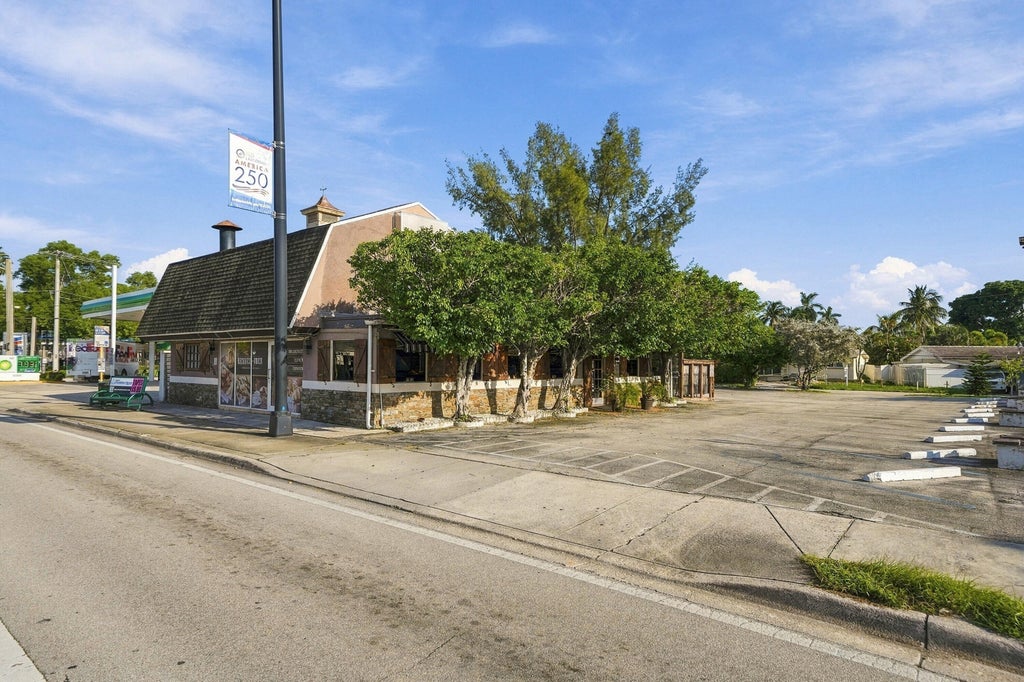 Photo of 1576 E OAKLAND PARK Boulevard, Oakland Park, FL 33334 (MLS # B26080179)
