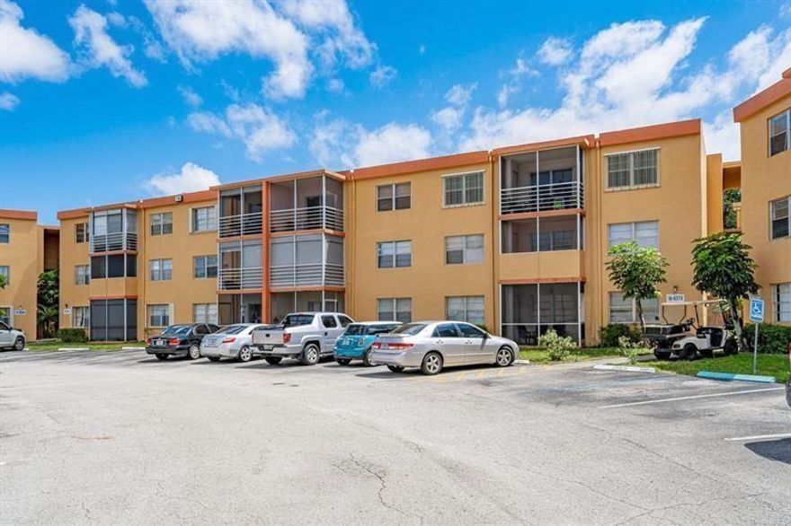 GREAT FOR INVESTOR, NO RESTRICTION TO LEASE.  LEASED UNTIL OCTOBER 2022BUILDING WITH ELEVATOR. COMMUNITY POOL. NICE AND BIG UNIT.