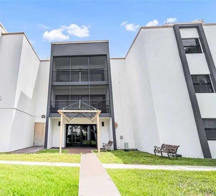 Photo of 4040 N Hills Drive #31, Hollywood, FL 33021 (MLS # B26062201)
