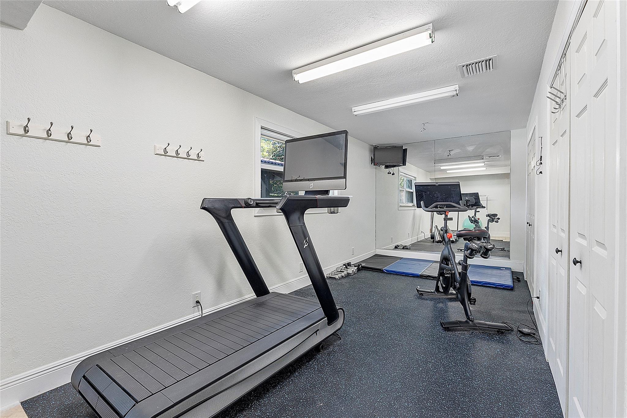 Hollywood Hills 6-22 B - Residential